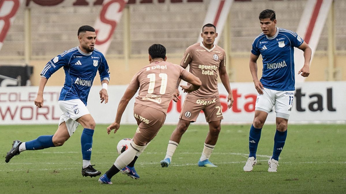 Millonarios jugando contra Universitario