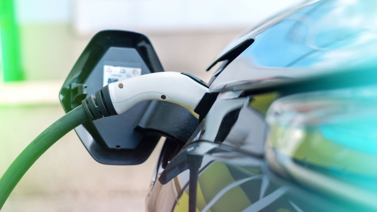 Carro eléctrico en punto de carga