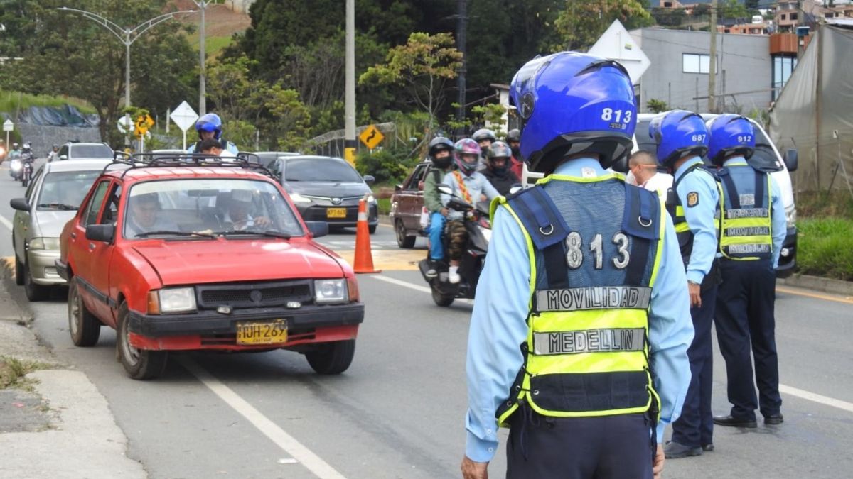 Policía de Tránsito en puesto de control