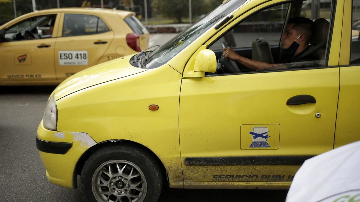 Taxis andando por las vías