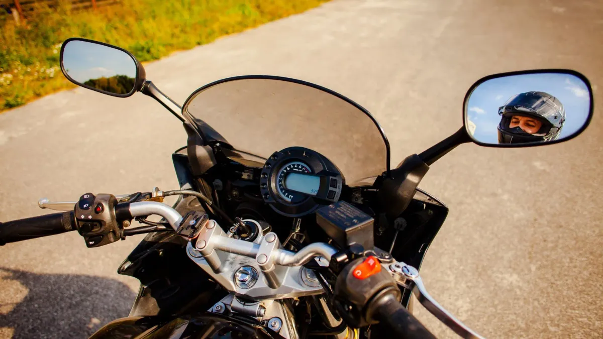 Fotografía de la vista de una motocicleta con todo sistema en la vista delantera de un conductor.