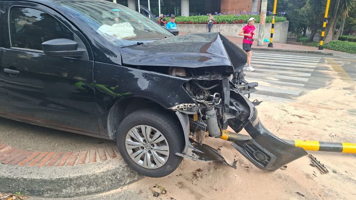 Así quedó el carro tras chocar contra un semáforo en la Séptima