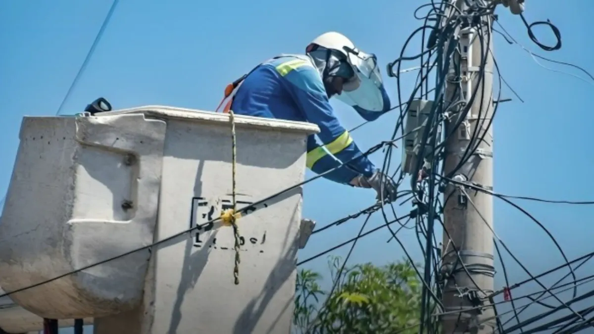 Fotografía de empleado de Air-e realizando trabajos de mantenimiento eléctrico.