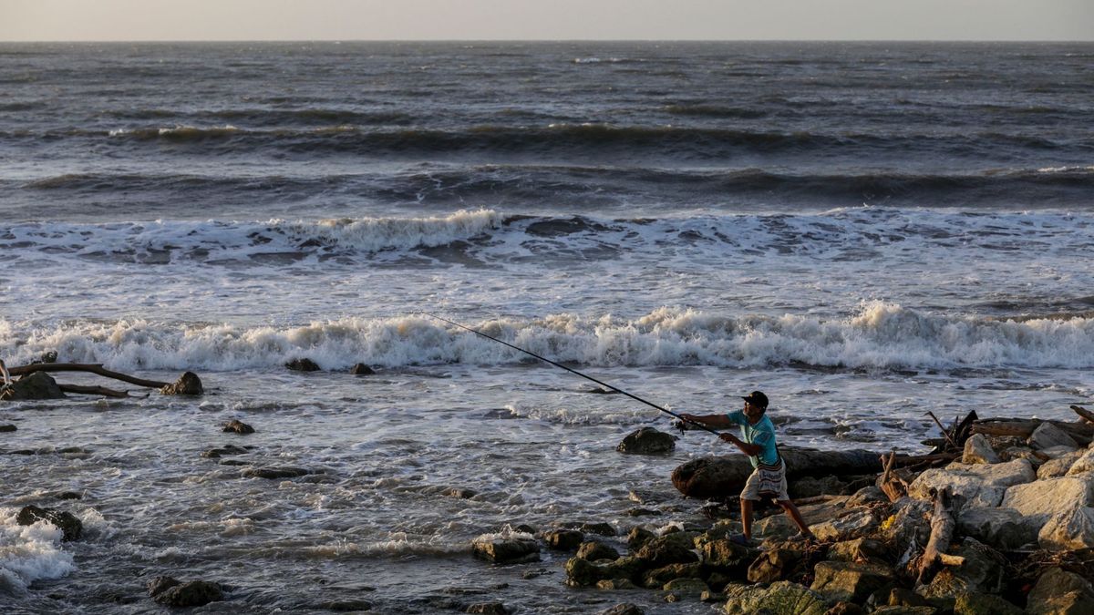 Pescador en el mar Caribe