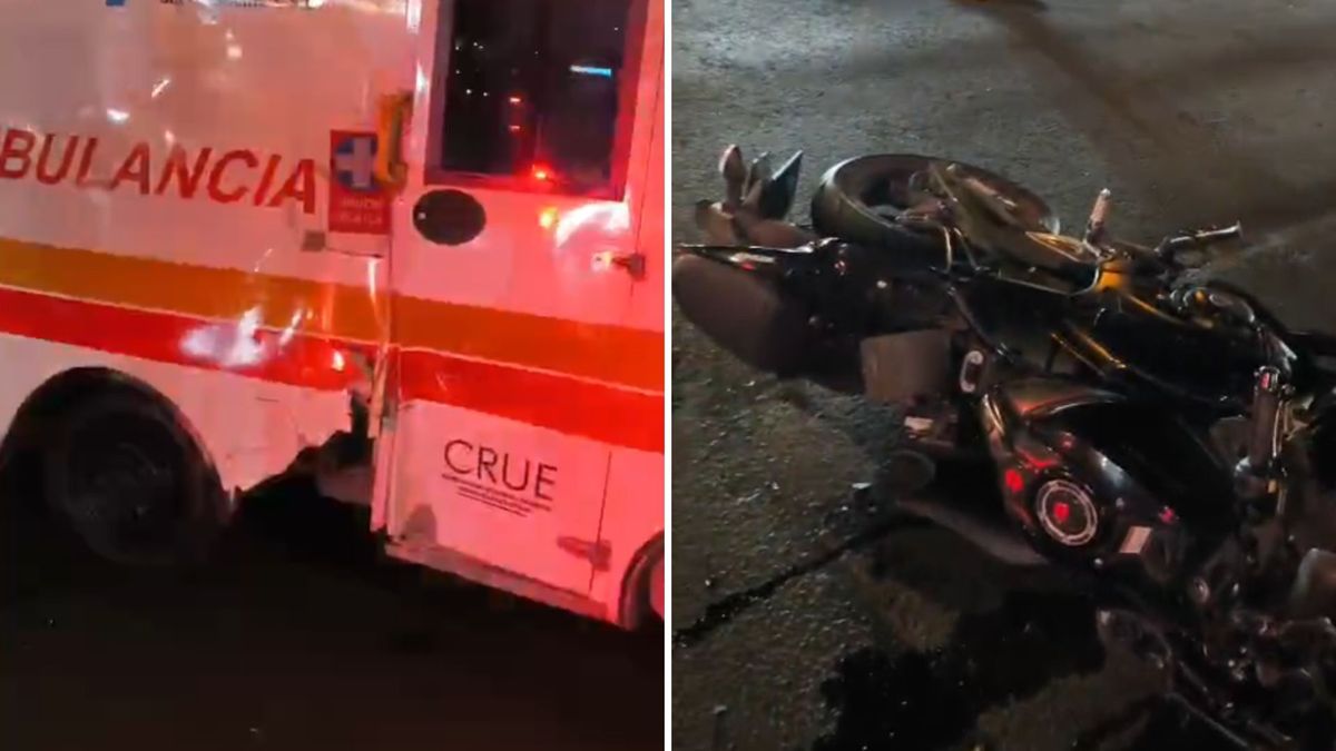 Ambulancia y moto involucradas en accidente