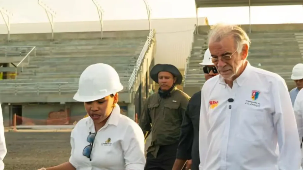 Fotografía del Gobernador del Atlántico, Eduardo Verano, visitando los avances en las obras del Distrito Deportivo de Puerto Colombia.