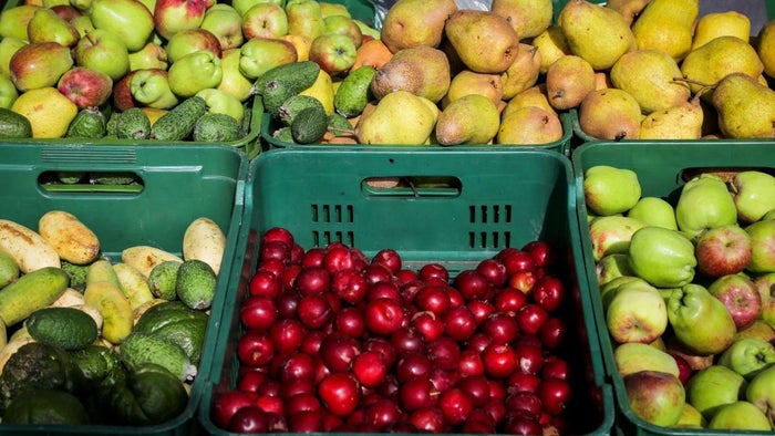 Frutas exhibidas en Corabastos para la venta