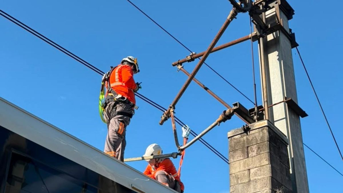 Arreglo de la catenaria del sistema Metro de Medellín