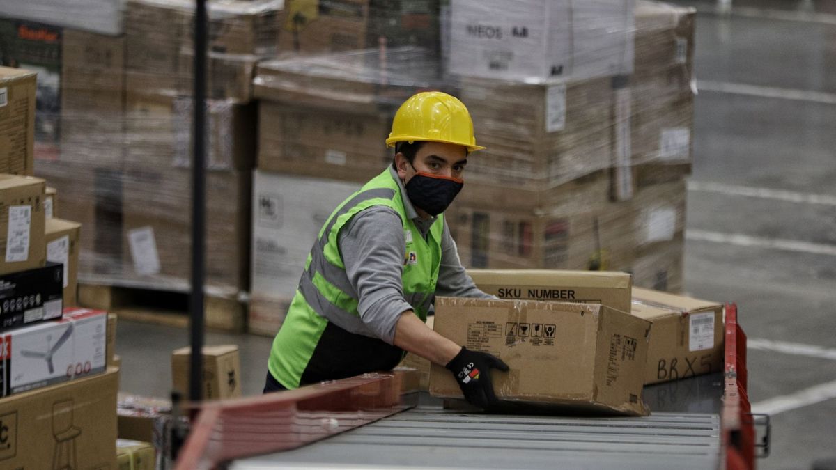 Trabajador cargando una caja