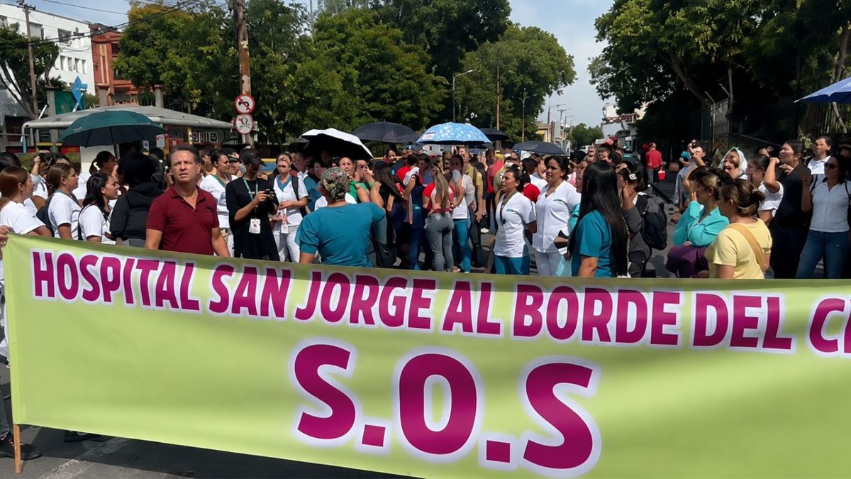Sin salario y en las calles: 500 trabajadores del Hospital San Jorge de Pereira exigen el pago de junio