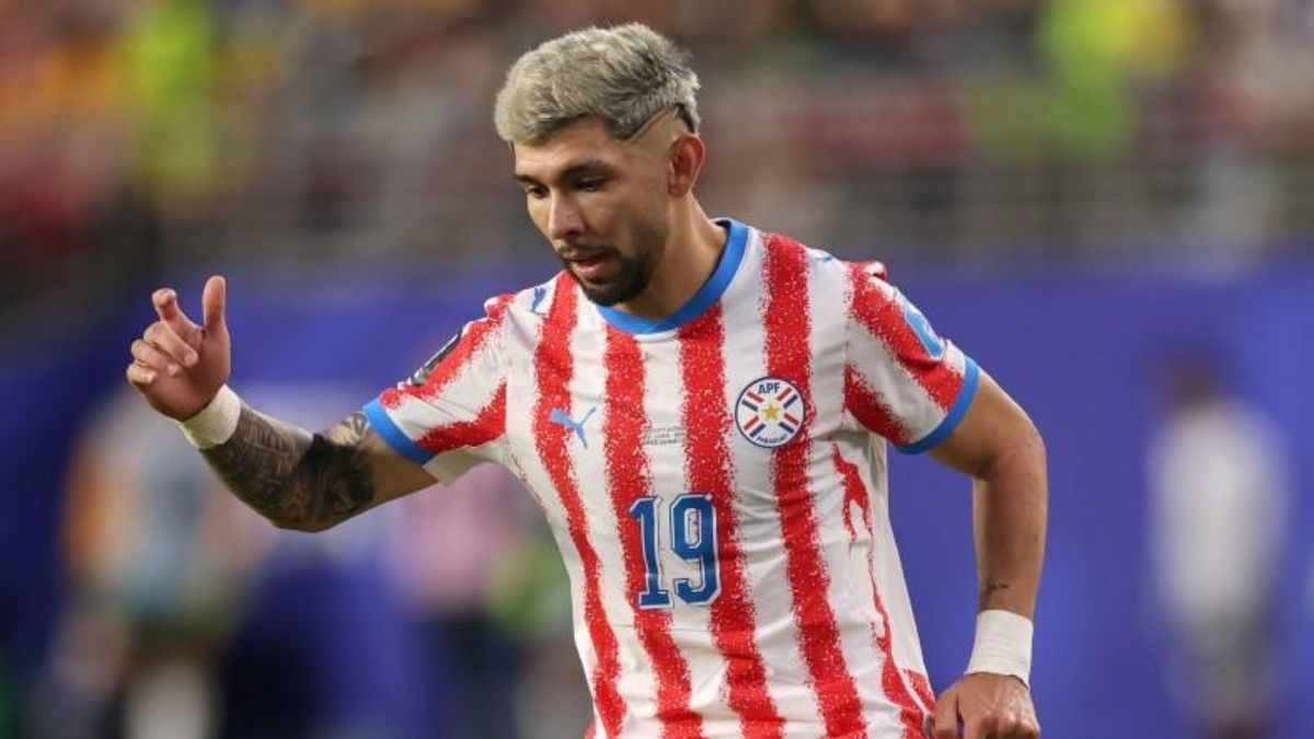 Julio Enciso jugando con la selección de Paraguay
