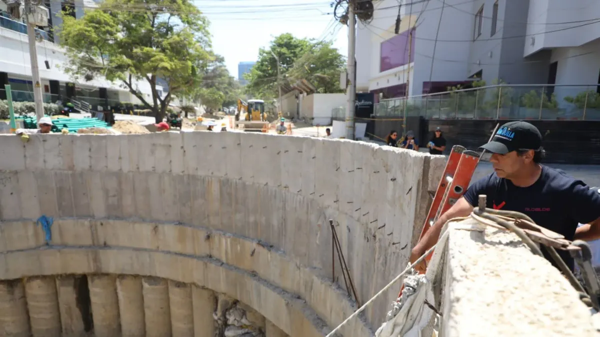 Fotografía del alcalde de Barranquilla, Alejandro Char, revisando las obras del arroyo de la calle 85 de la capital del Atlántico.