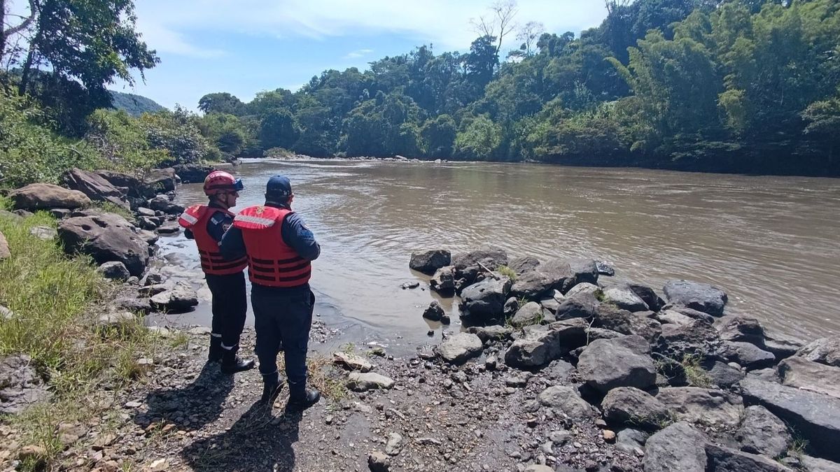 Bomberos de Barbosa buscan a joven tunjana en el río Suárez