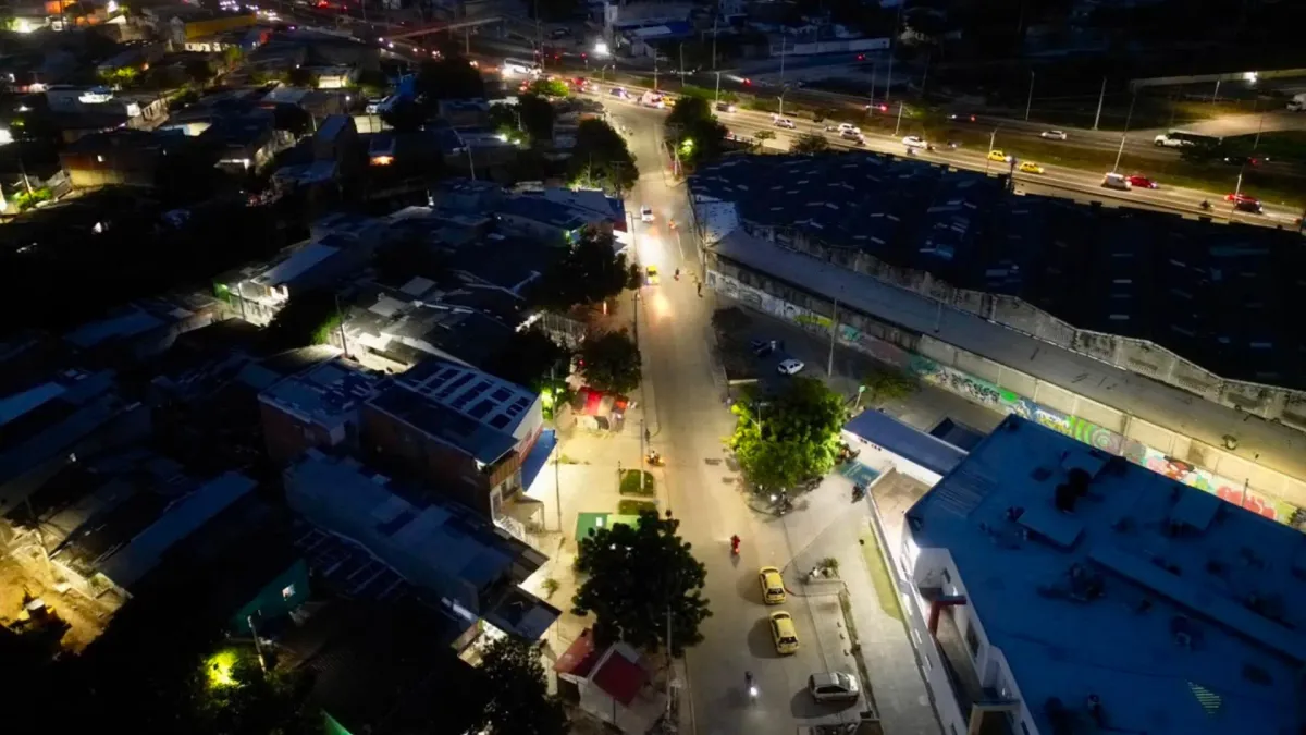 Fotografía de la ampliación de la cobertura del alumbrado público en el barrio El Pueblo, de Barranquilla.