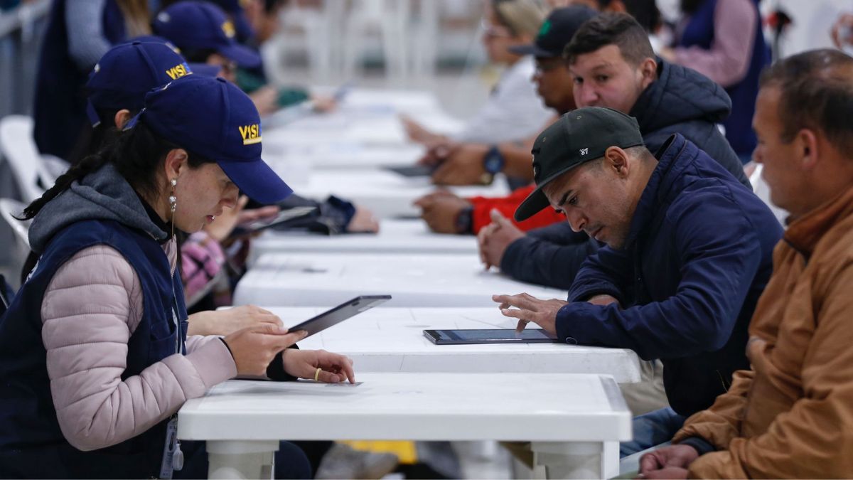 Personas en una feria de empleo