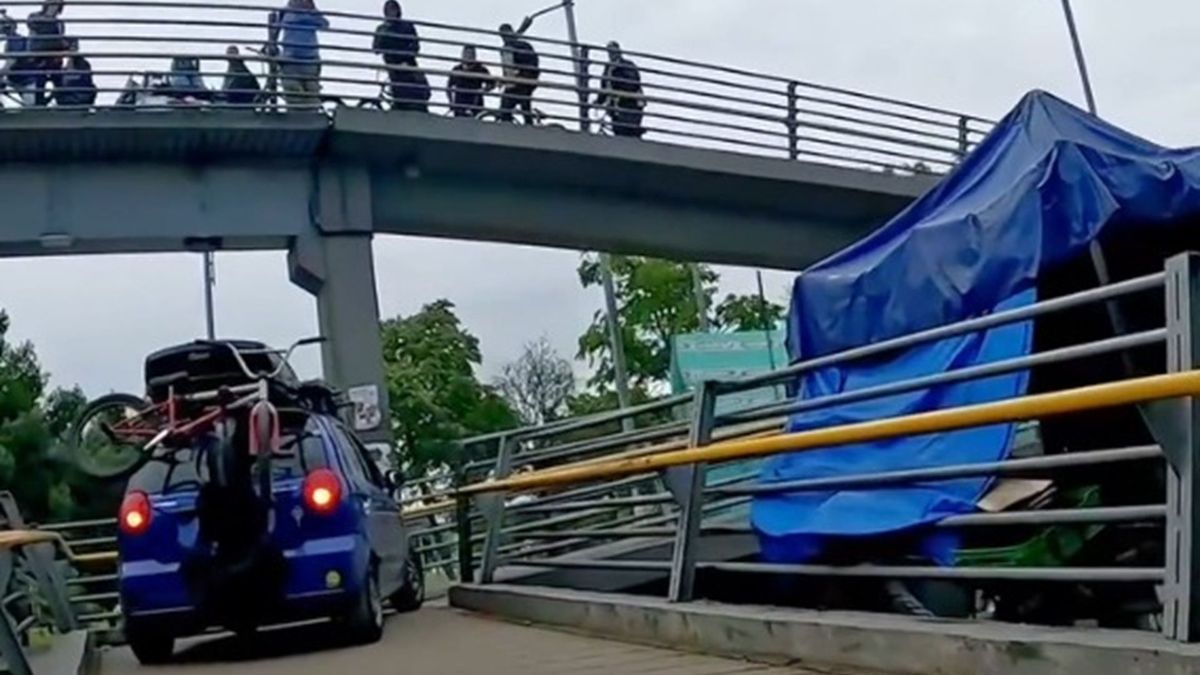 Carro en puente peatonal de Bogotá