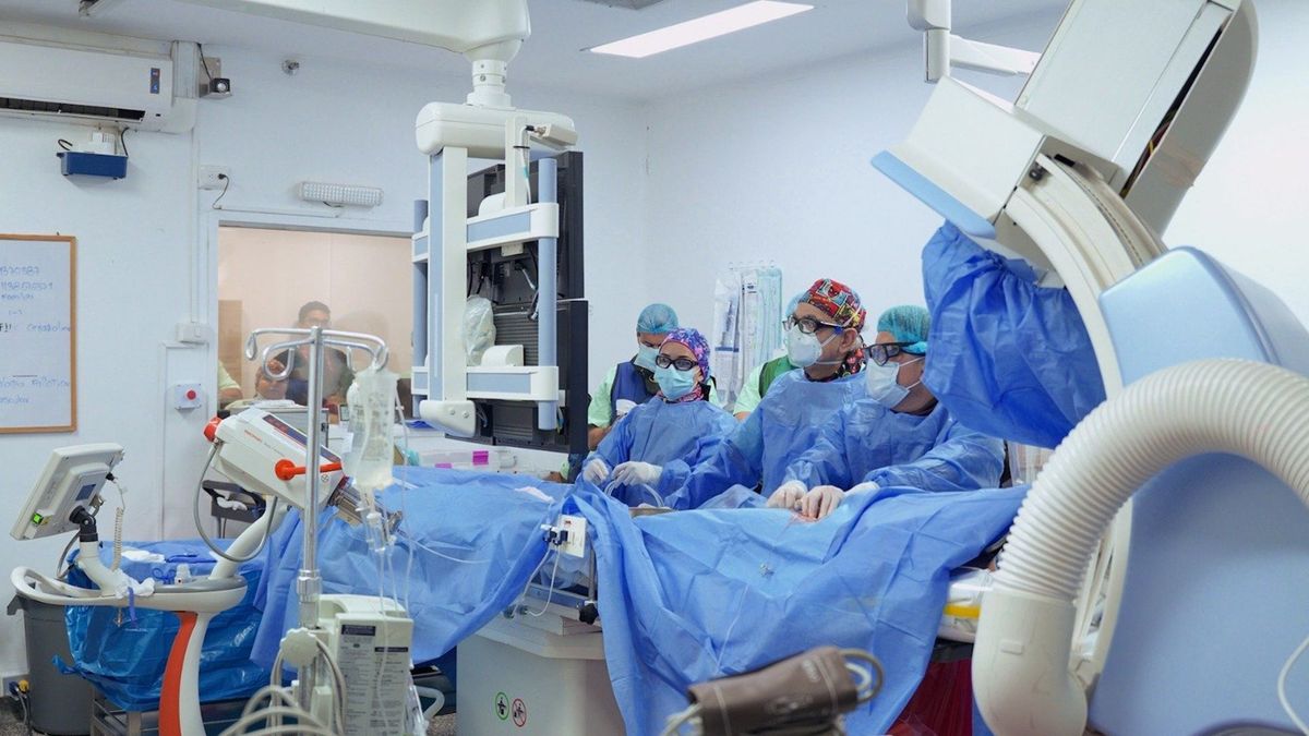 Primer implante de válvula pulmonar Harmony en Colombia marca un avance en la cardiología.