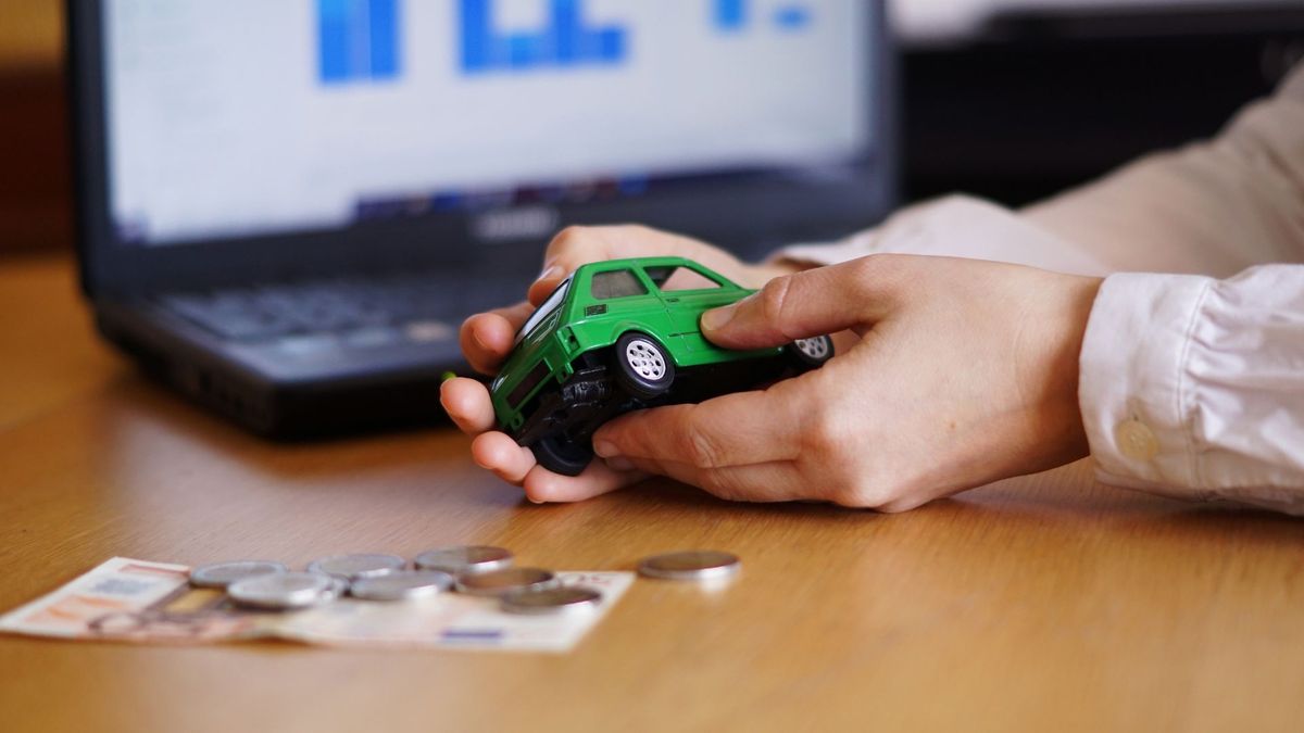 Persona con un carro en la mano y dinero en la mesa