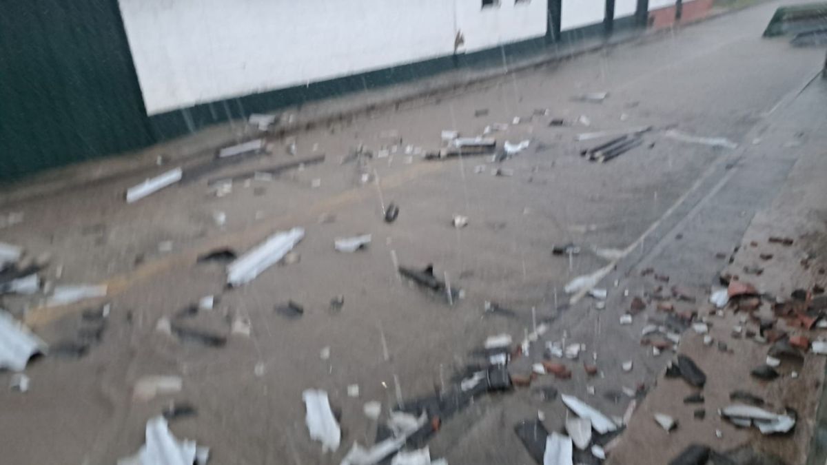 Los tejados de varias viviendas quedaron esparcidos por las calles de Guadalupe