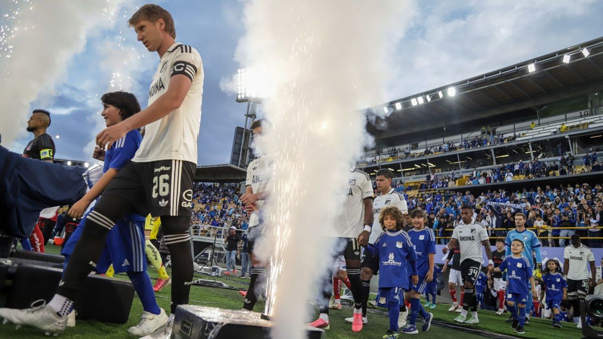 Jugadores de Millonarios saliendo a la cancha