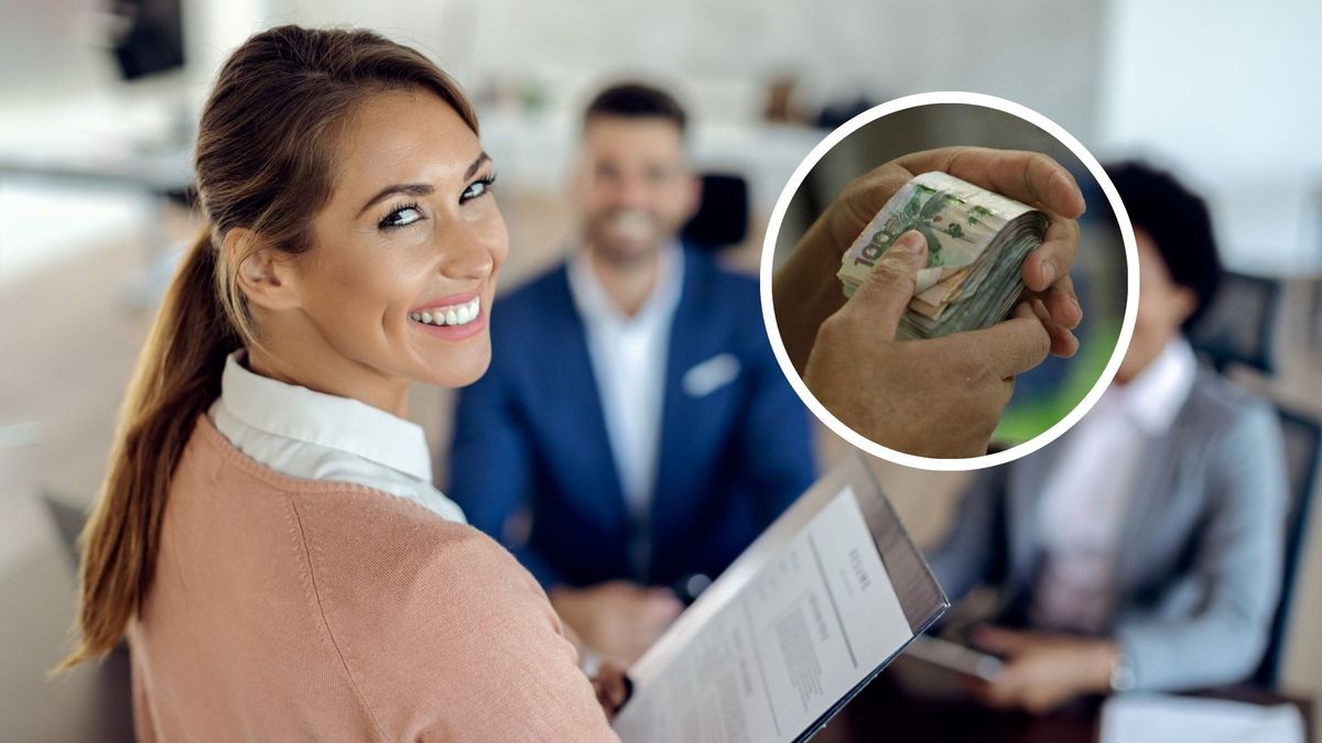 Mujer contratando personal y billetes colombianos