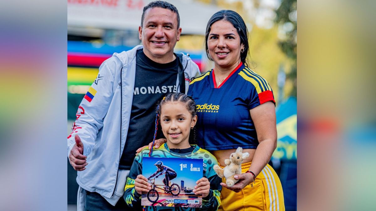 La santandereana Sophia Larrota Vega, campeona del Campeonato Mundial de BMX y sus padres.