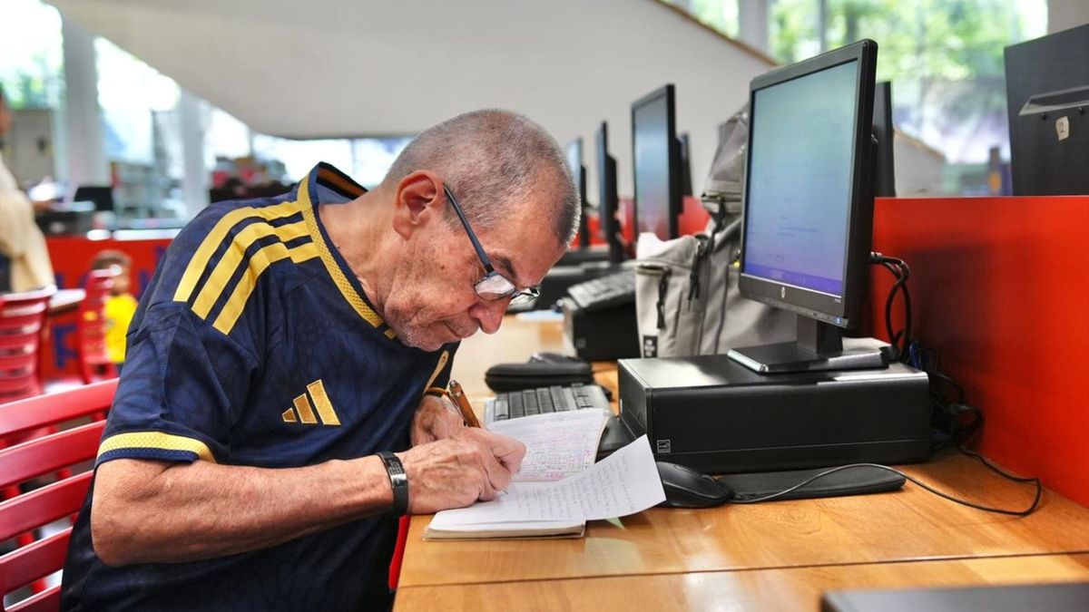 Adulto mayor estudiando en Medellín
