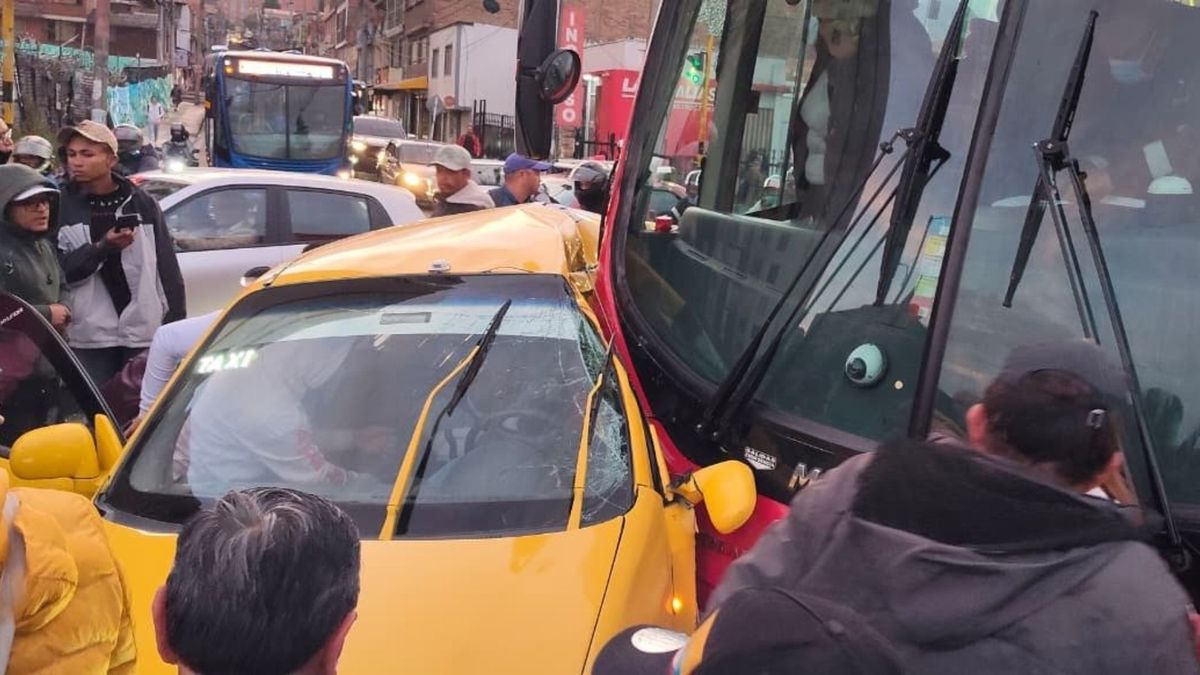 Accidente entre taxi y TransMilenio