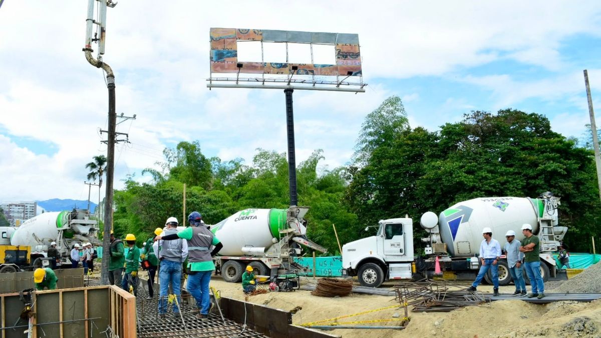 Maquinaria trabajando en obras en vía de Armenia