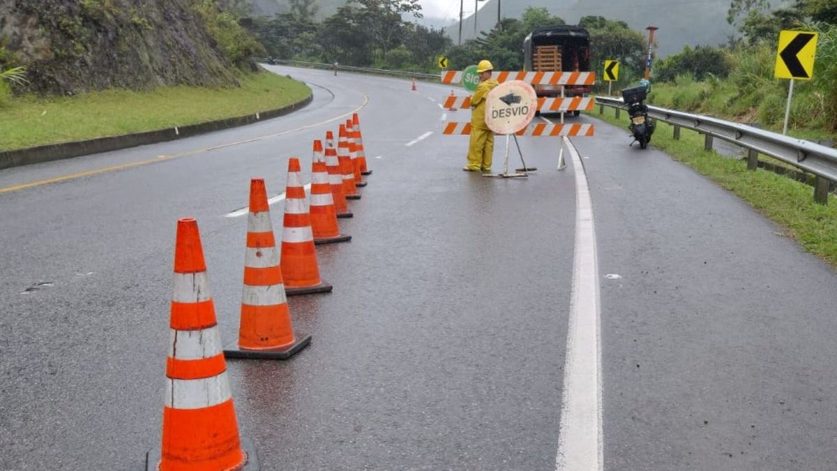 Señalización de cierre en la vía al Llano