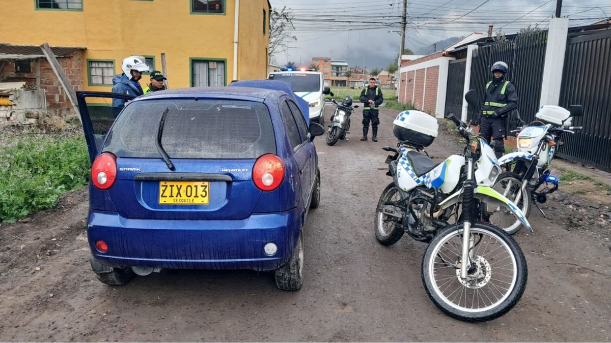 Carro Chevrolet Spark azul detenido