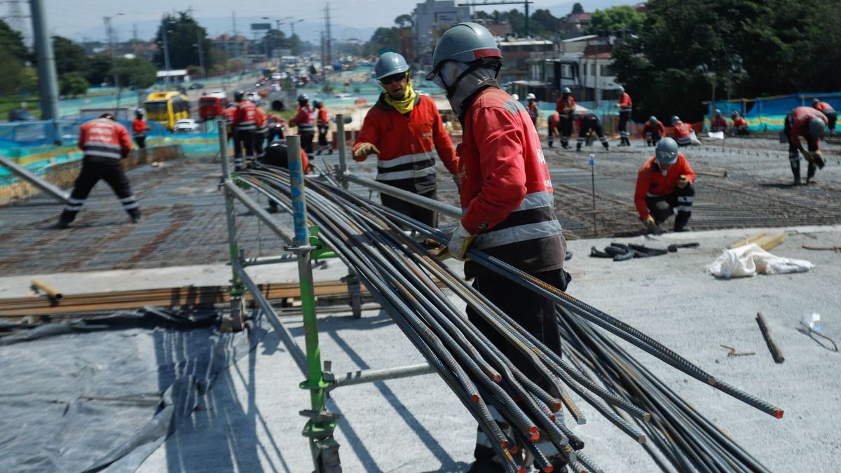 Trabajadores en obras del Metro de Bogotá