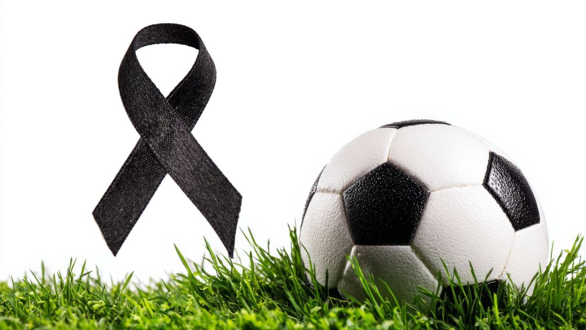 Balón de fútbol y cinta de luto
