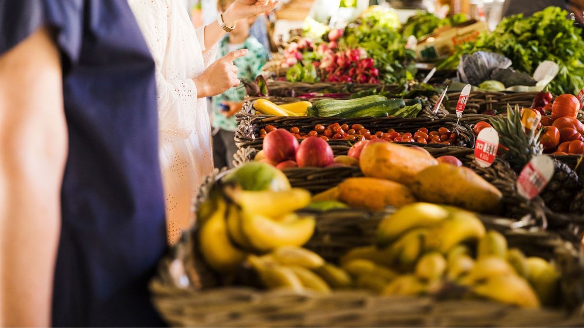 Frutas y verduras en plaza de mercado