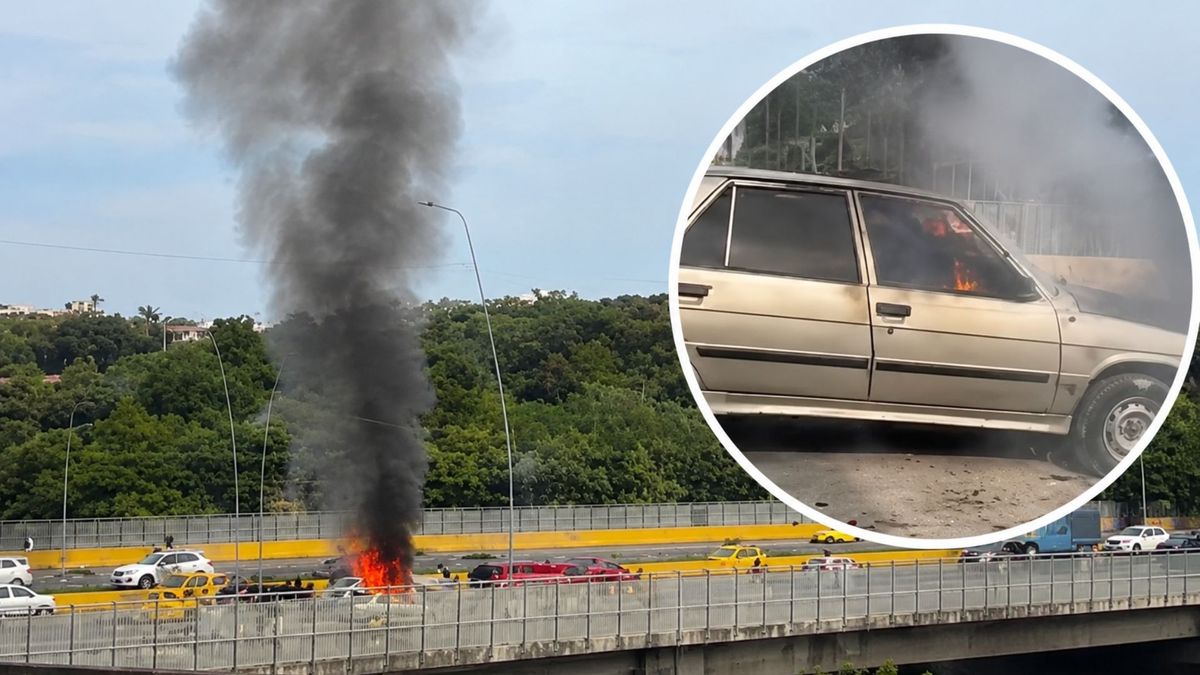 Vehículo incendiado en el viaducto García Cadena de Bucaramanga