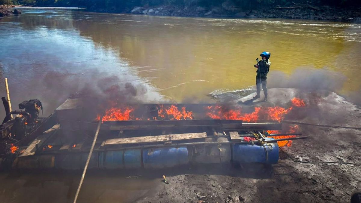 Destrucción de maquinaria ilegal en Antioquia.