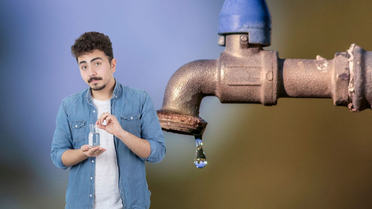 Hombre con vaso de agua