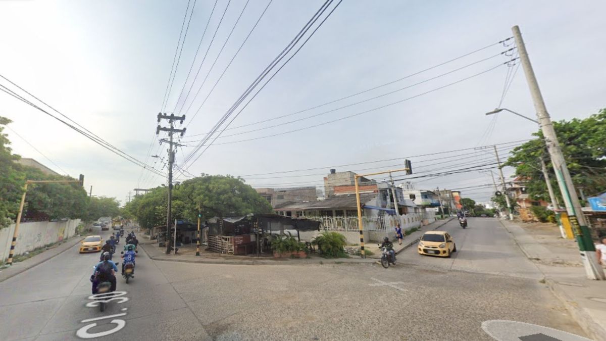 Avenida del Consulado en Cartagena a la altura del semáforo de Los Calamares