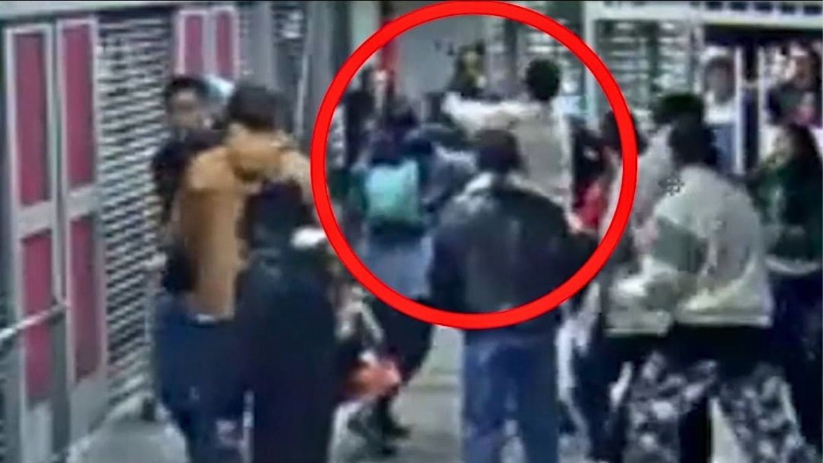 Video muestra brutal golpiza a guarda de TransMilenio en la estación Universidades