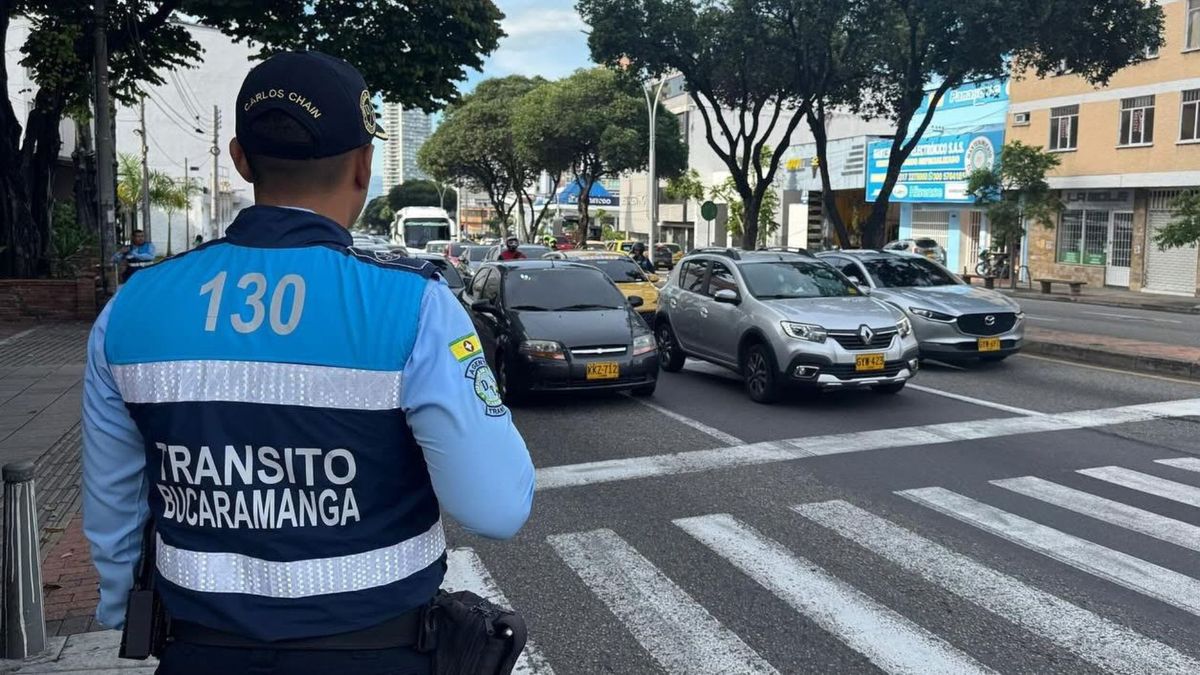 Pico y placa Bucaramanga agente de tránsito