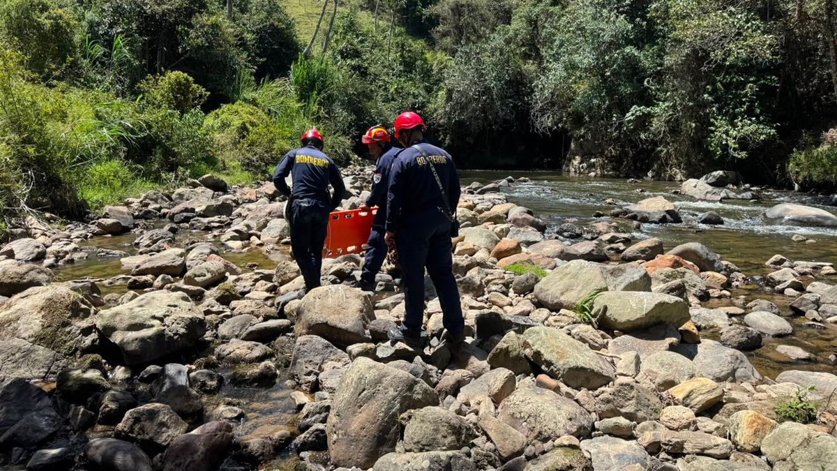 Bomberos en la búsqueda del desaparecido.