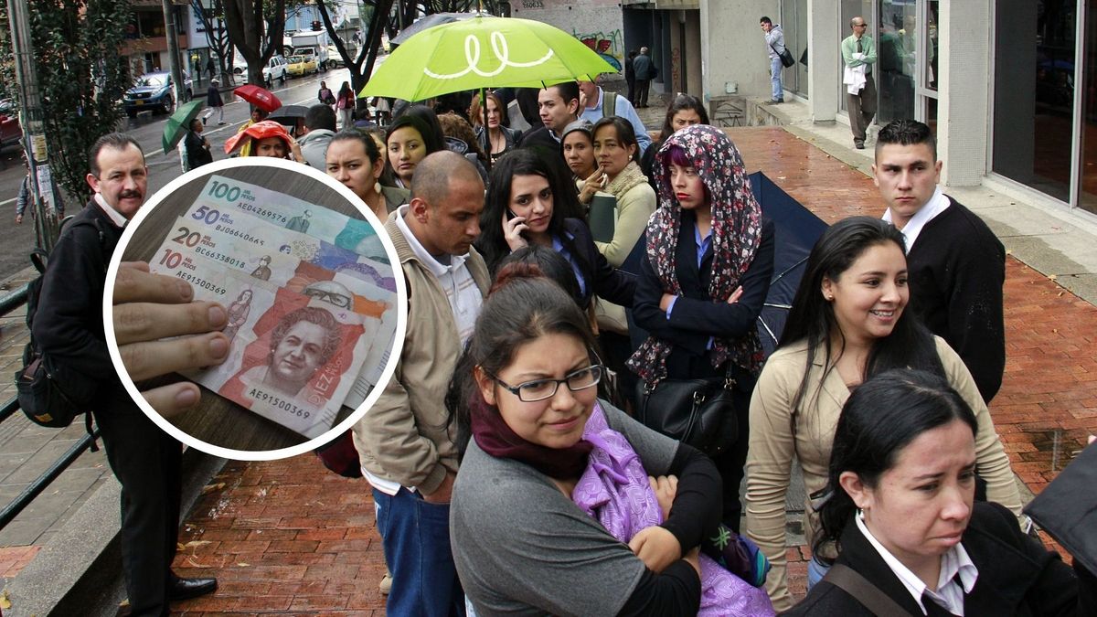 Personas haciendo fila y billetes colombianos