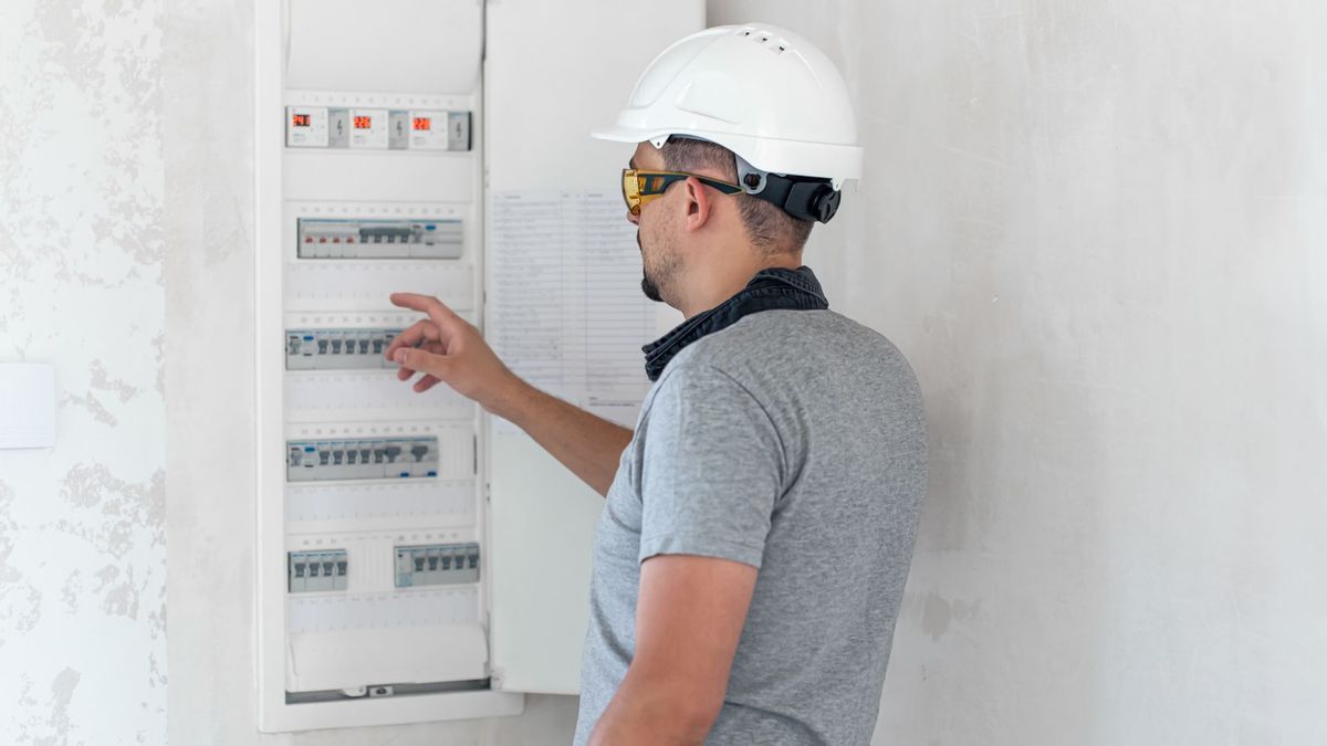 Técnico revisando contador de energía