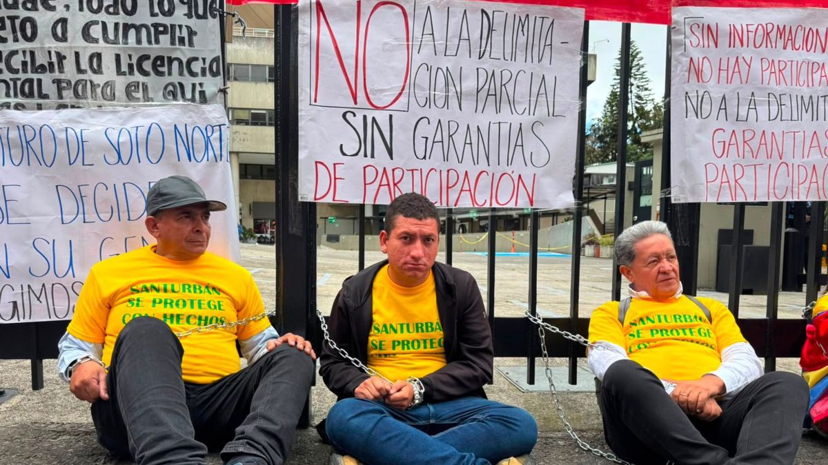 Comunidades de Santander protestan frente al Ministerio de Ambiente en Bogotá por decisiones sobre el páramo de Santurbán.