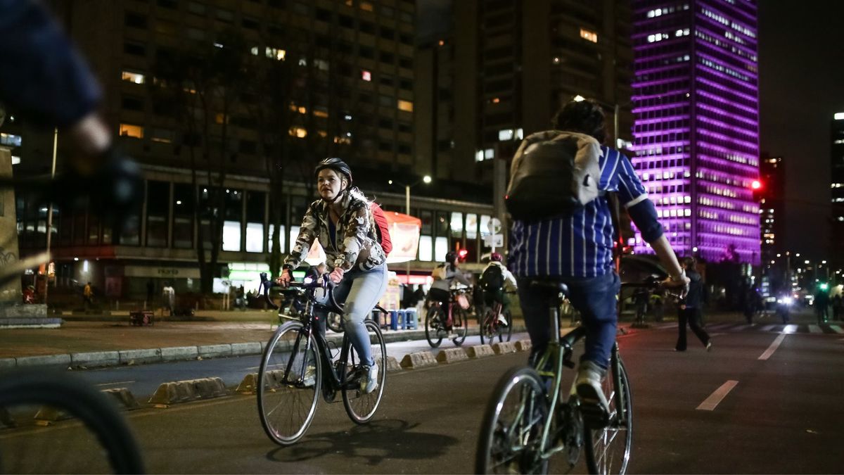 Personas recorriendo ciclovía nocturna
