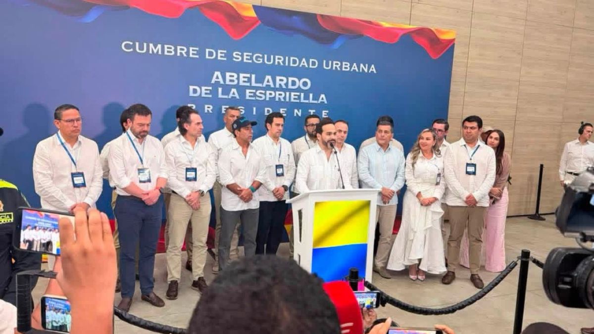 Alcaldes de diversas ciudades del país, con el presidente electo Abelardo de la Espriella