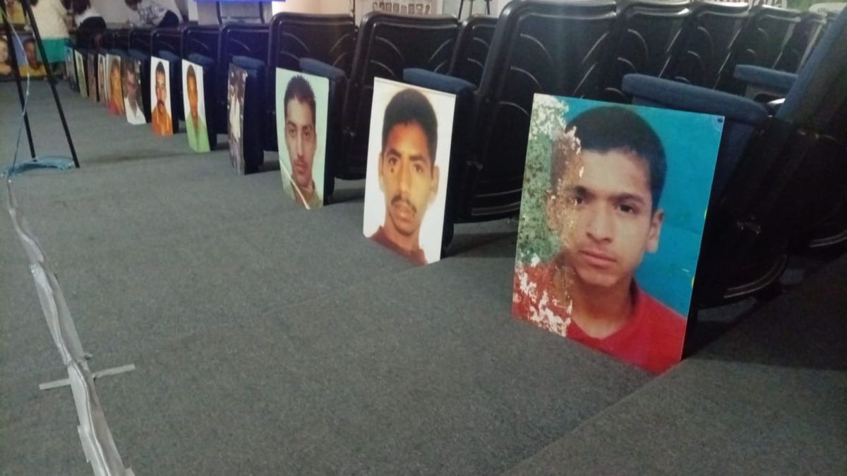 Fotografías de personas desaparecidas en una nueva audiencia del al JEP en Medellín