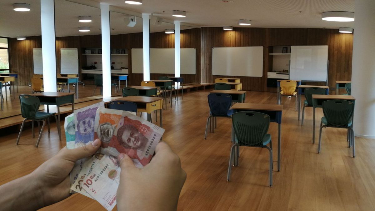 Billetes colombianos y salón de clases