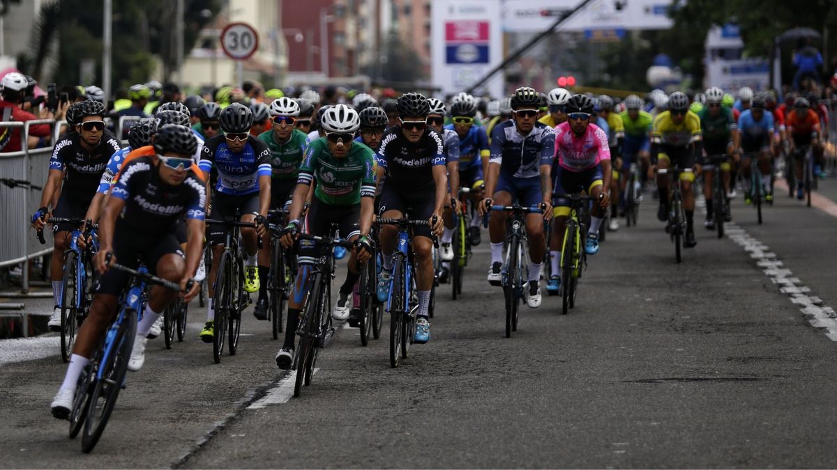 Ciclistas corriendo la Vuelta a Colombia