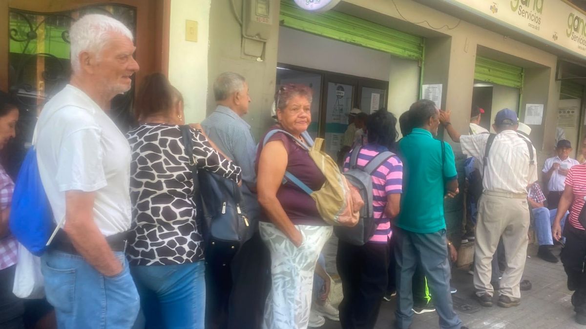 Filas de adultos mayores reclamando el subsidio en Girardota